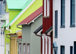 De huizen maken van de stad een kleurig geheel